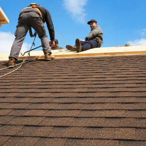 Artisan couvreur Rions réalisant la pose d'une toiture en tuiles