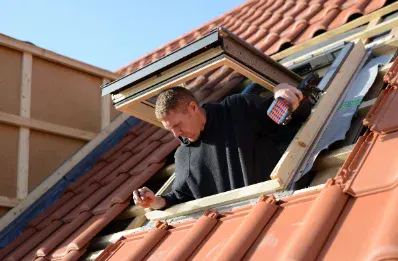 Pose de fenêtre de toit et velux par un couvreur à Rions